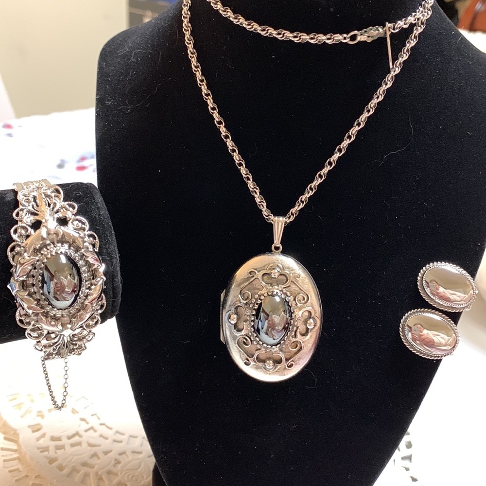 Whiting and Davis Vintage Locket bracelet earrings size Small to medium 2” 1/4” - Picture 2 of 13